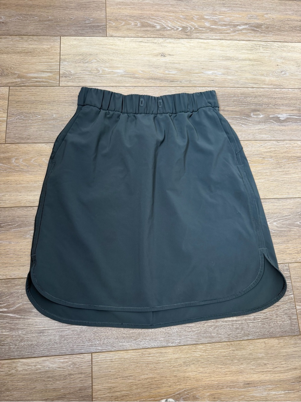 Lululemon Athletic On The Fly skirt Sz 8
